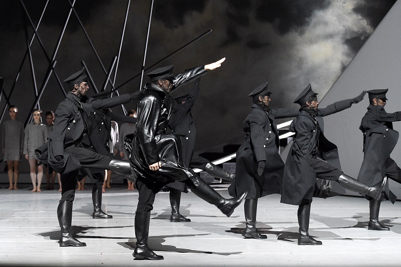 Balletttänzer*innen auf der Bühne